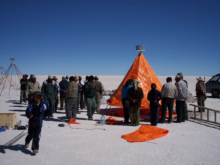 Bolivien: Lithiumgewinnung im Salar de Uyuni mit Kegeln der TU Freiberg - Foto: Quetzal-Redaktion, Robert Sieland