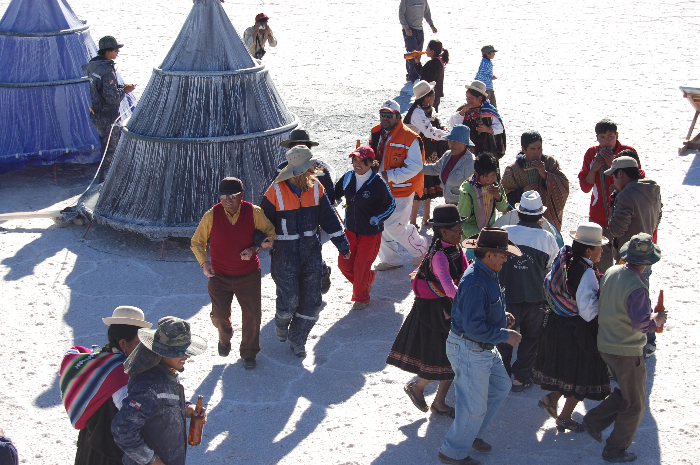 Bolivien: Lithiumgewinnung im Salar de Uyuni mit Kegeln der TU Freiberg - Foto: Quetzal-Redaktion, Judith Heinrich