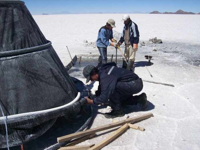 Bolivien: Lithiumgewinnung im Salar de Uyuni mit Kegeln der TU Freiberg - Foto: Quetzal-Redaktion, Sven Kühnel