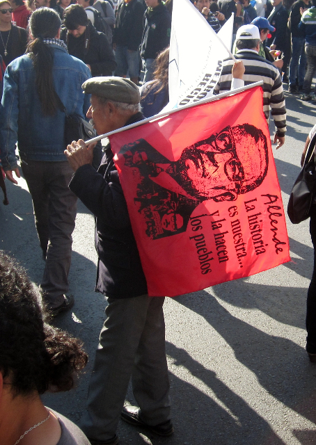 Chile: Demonstrant mit einer Allende-Fahne - Foto: Quetzal-Redaktion, cs
