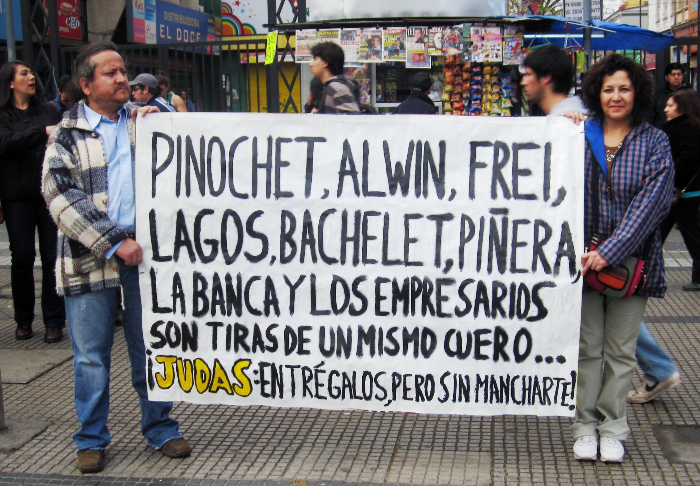 Chile: Demonstranten kritisieren die enge Verbindung von Politik und Finanzkapital - Foto: Quetzal-Redaktion, Christine Schnichels