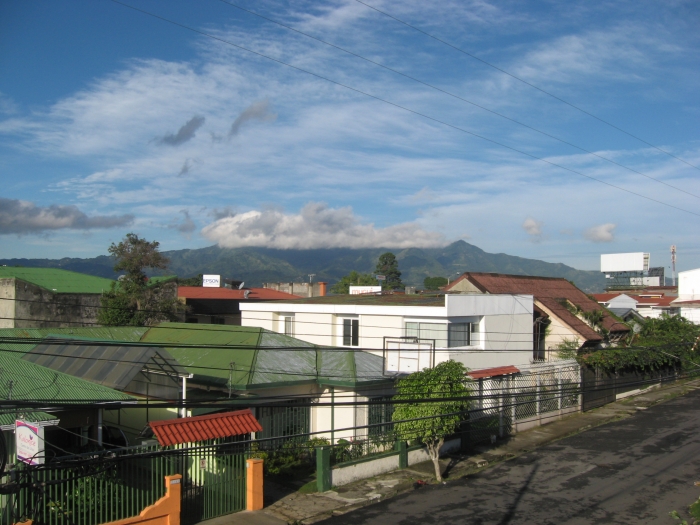 Costa Rica: San José Häuser u. Berge - Foto: Quetzal-Redaktion, tp