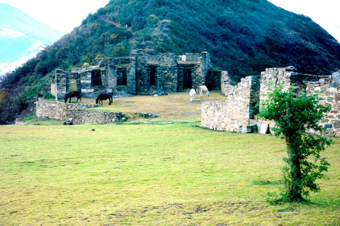 Das zweite Machu Picchu, der Ruinen-Komplex von Choquequirao, als Pferdeweide - Foto: Quetzal-Redaktion, ssc