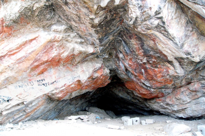 Die Höhle Shupluy in Ancash, Peru: Moderne Schmierereien neben steinalten Bildern - Foto: Quetzal-Redaktion, ssc