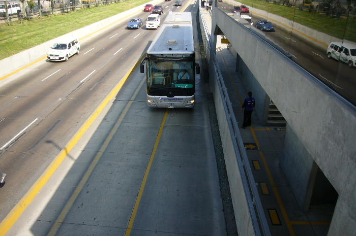 Peru: Der ÖPNV in Lima, der Metrobus (1) - Foto: Quetzal-Redaktion, rk