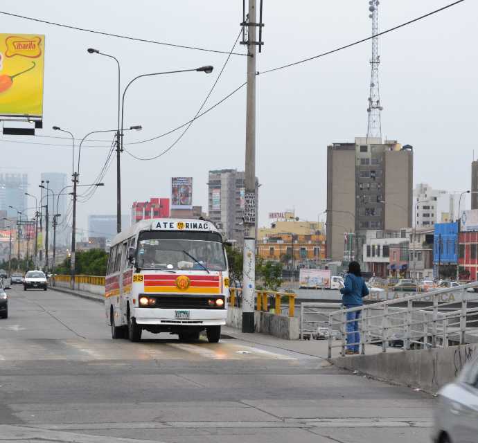 Peru: Der ÖPNV in Lima, der Microbus (2) - Foto: Quetzal-Redaktion, rk