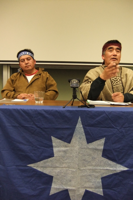 Chile: Vortrag der Mapuche-Aktivisten Manuel Chocori und José Catrilao - Foto: Gerd Seidel